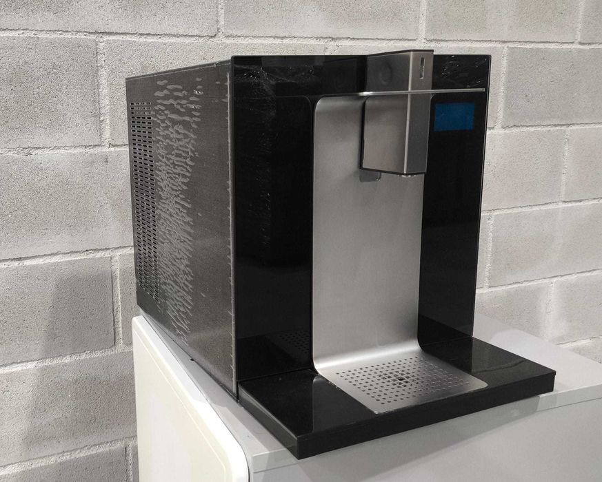 Fonte de Agua de Mesa. Agua natural, fria e agua c/ gás.