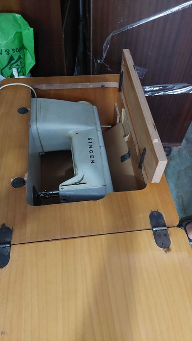 Máquina de costura Singer com armário