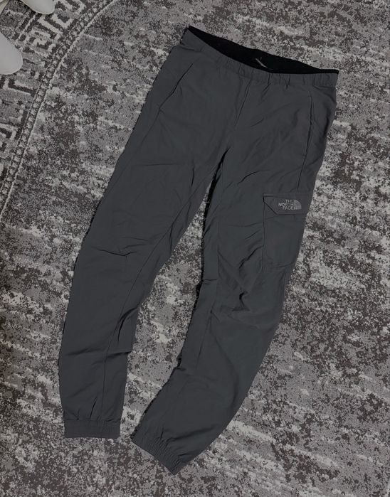 Нейлонові  штани The North Face М розмір сірого кольору