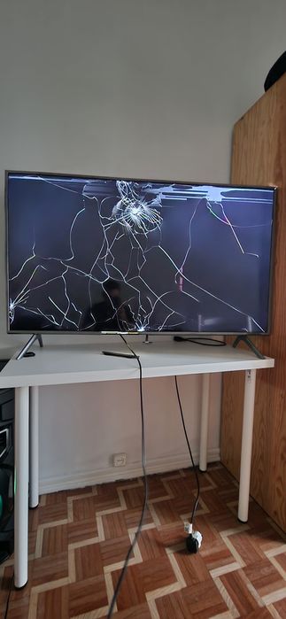 Samsung 49" Smart TV 4K UHD – Broken Screen64750931984131120