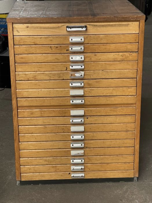 Stara szafka z szufladami i przegrudkami