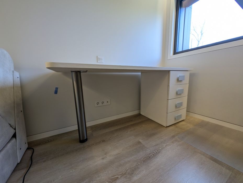 Secretária lacada com bloco 4 gavetas