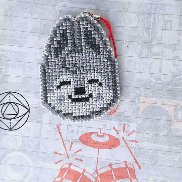 Белоки хрестик, чарми від JPin (розмір M)