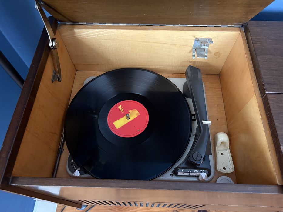 Movel/ Aparador gira discos e radio