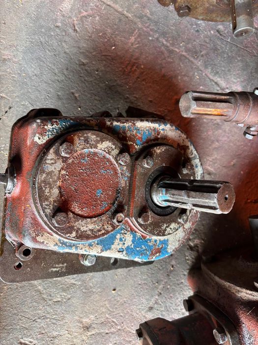 Przekładnia kątowa . Siłownik