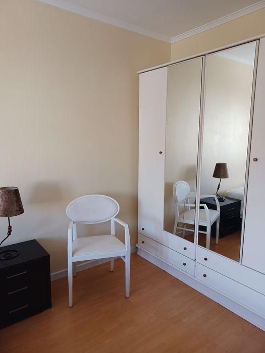 Quarto Casal próximo da estação