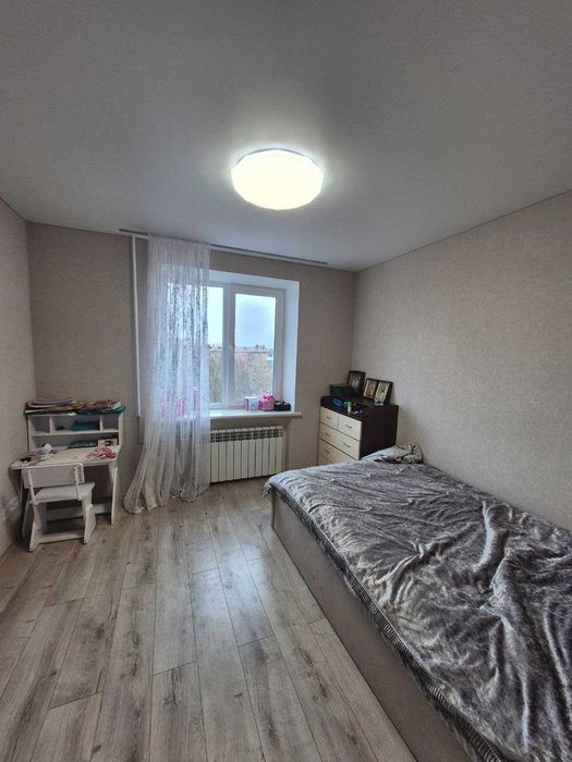 продаж трикімнатної квартири по вул. Захисників України