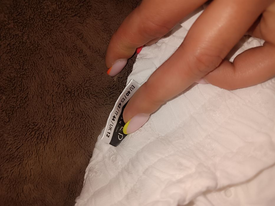 Białe ażurowe spodenki