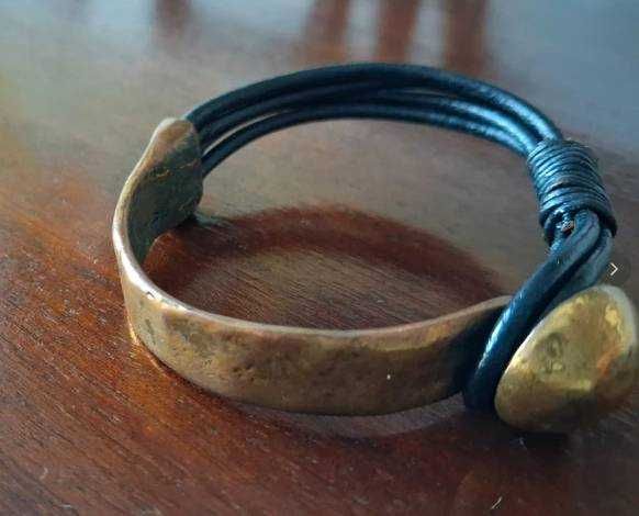 Pulseiras cabedal e metal