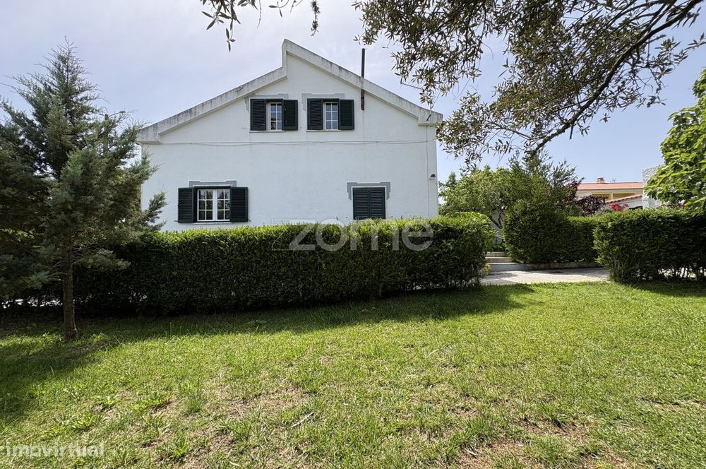 Moradia com logradouro, área total de 520m2 nas Raposeiras/Sintra