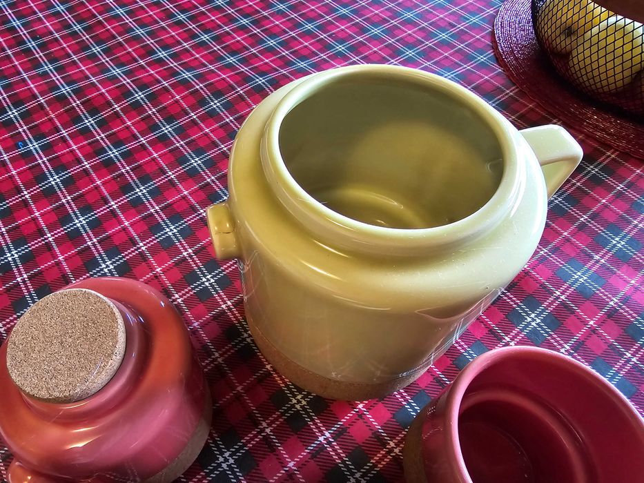 Conjunto design de bule, leiteira e 2 chávenas