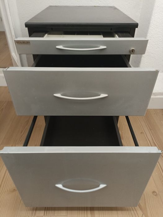 Bloco de três gavetas com chave