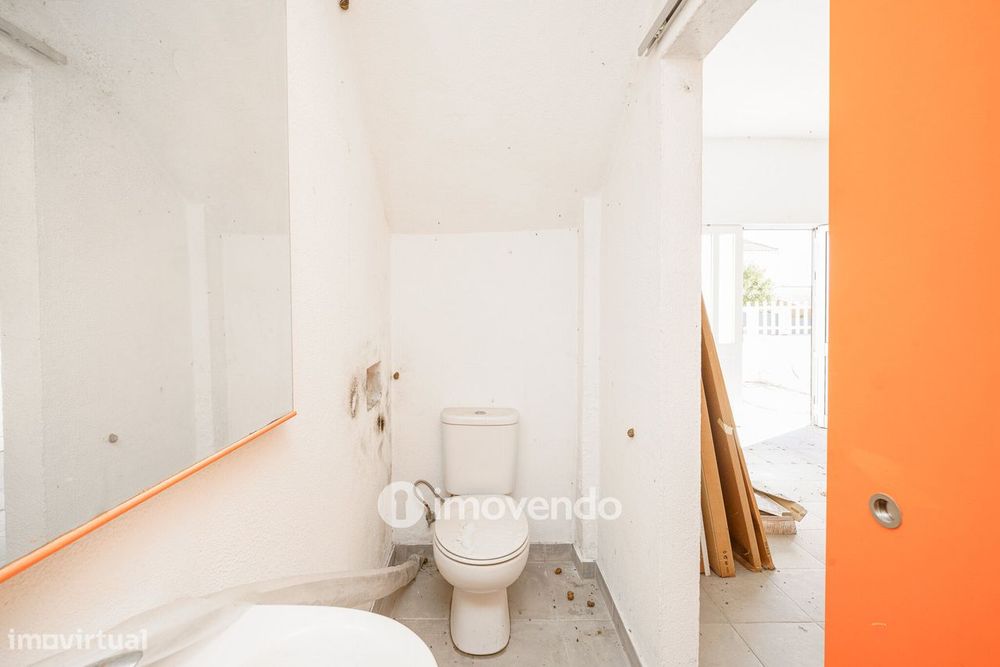 Moradia T4 com garagem e próxima da praia, na Charneca da Caparica