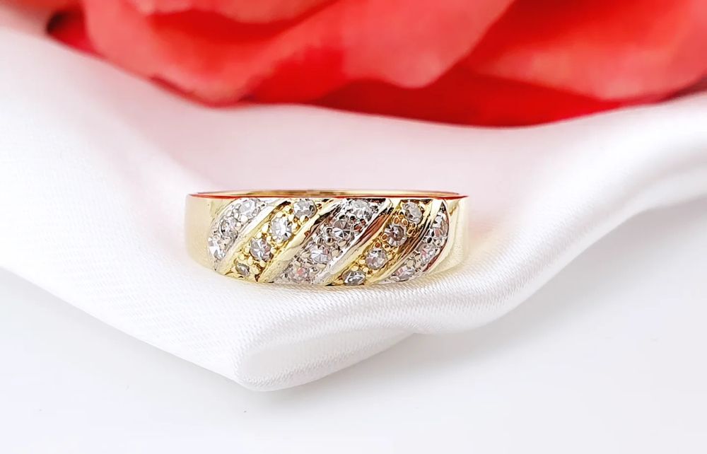 Złoty pierścionek pr. 585 z diamentami