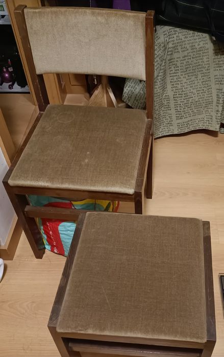 Cadeira e banco em madeira maciça de quarto