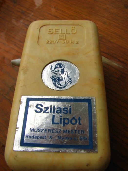 Компресор ( качає повітря )