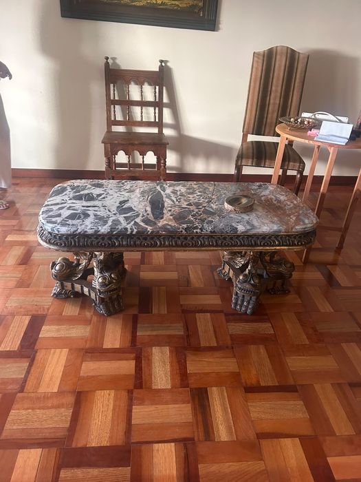 Mesa de centro em talha e mármore