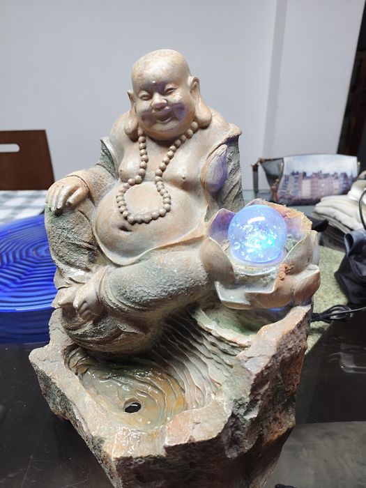 Fonte de água com Buda e bola de luz