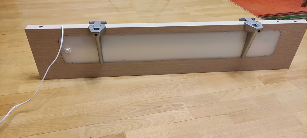 Полиця з підсвіткою кріпиться до стін