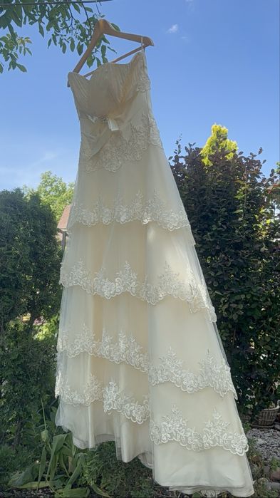 Прокат або продаж весільноі сукні колір Айворі