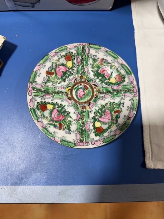 Prato decorativo em porcelana chinesa (Macau) – padrão floral446830647119728640