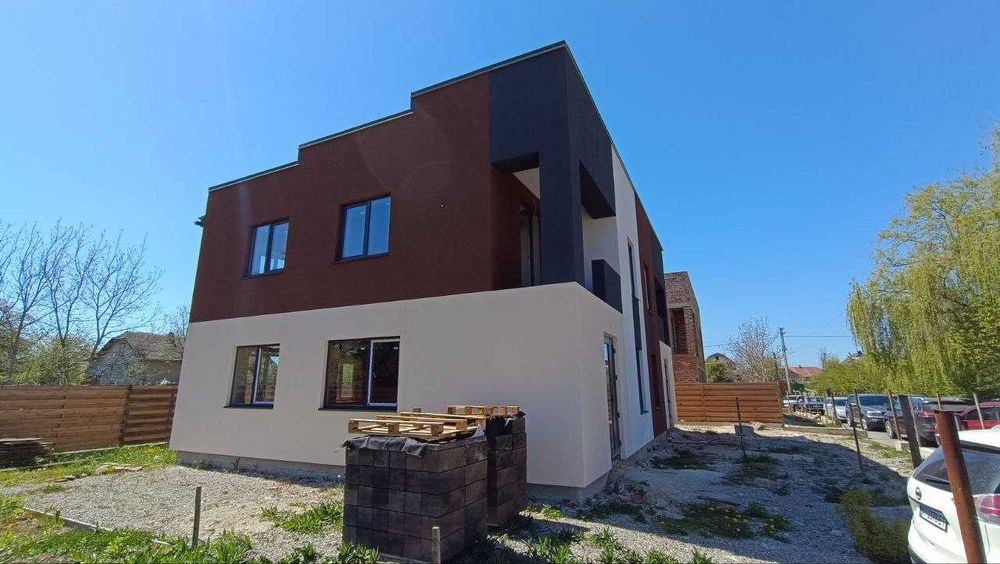 Продаж дуплексів 115м2 з міськими комунікаціями.