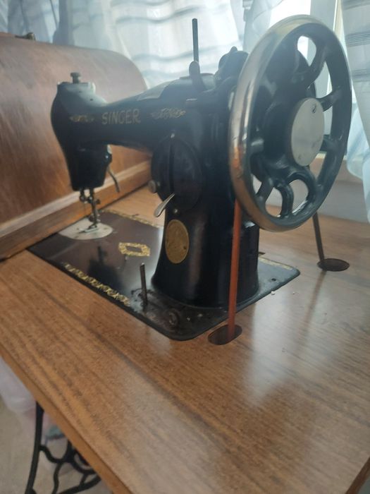 Máquina costura Singer com mesa