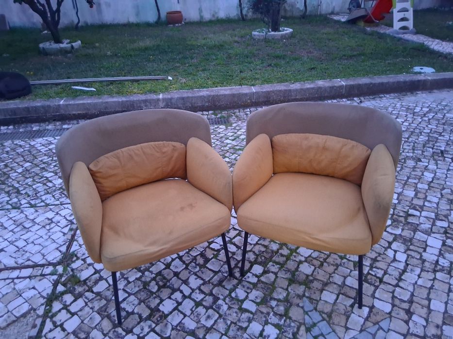 2  cadeiras de braços