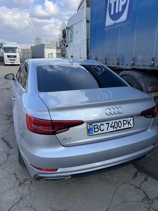 Автомобіль AUDI A4B9