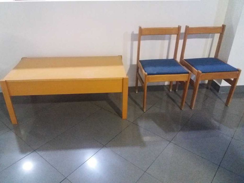 mesa e cadeiras de salas de estar.