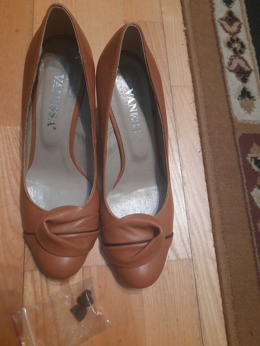 Buty na obcasie Vanessa Tanio