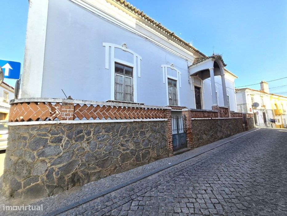 Excelente Moradia de Gaveto, Senhorial, no Centro Histórico da Vila...