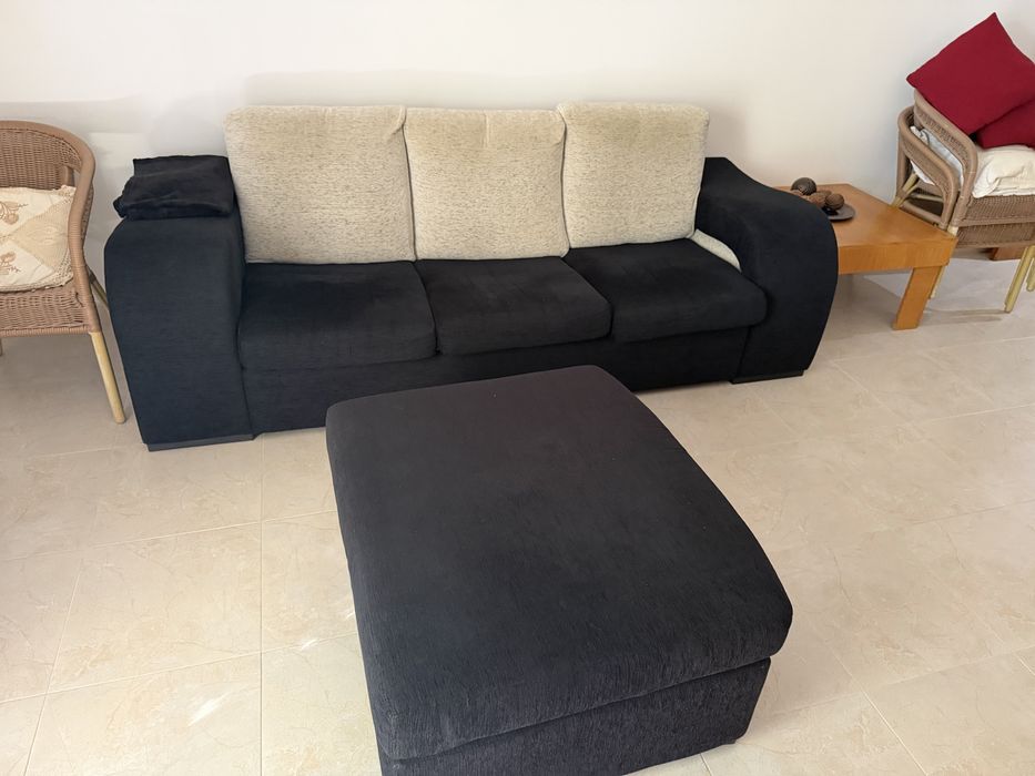 Sofá de 3 lugares com puff