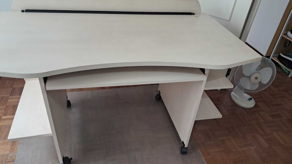 Secretária grande e em ótimo estado