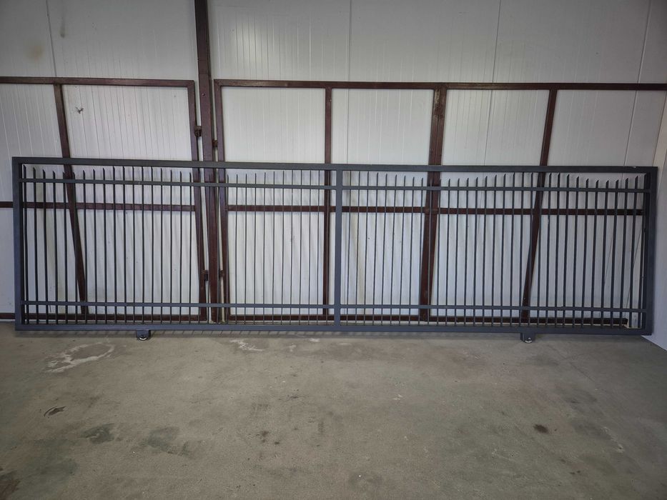 Brama zewnętrzna - stalowa na rolkach