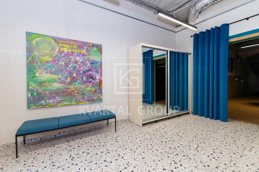 Продаж шикарного величезного будинку з власним озером