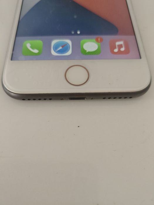 iPhone  8  64Gb.