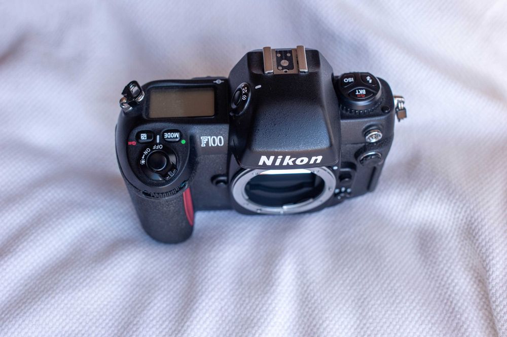 Nikon F100 funciona, mas tem o fecho do back partido