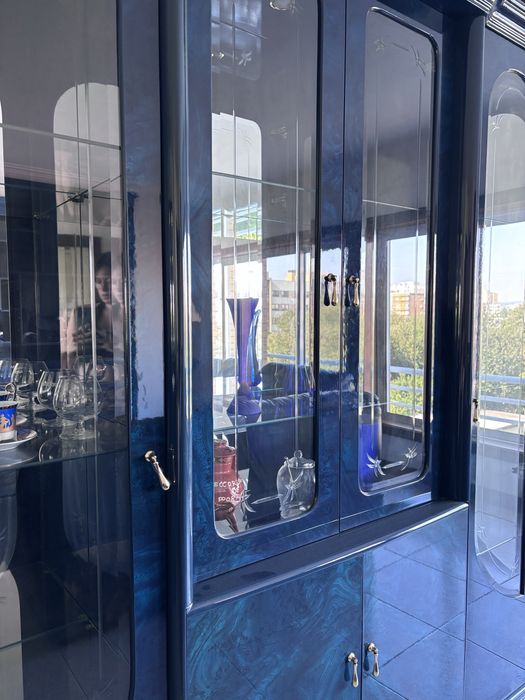 Cristaleira Grande com Iluminação / Vidros Trabalhados (Azul Marinho Lacado)