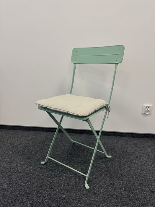 Składane metalowe krzesła z poduszką