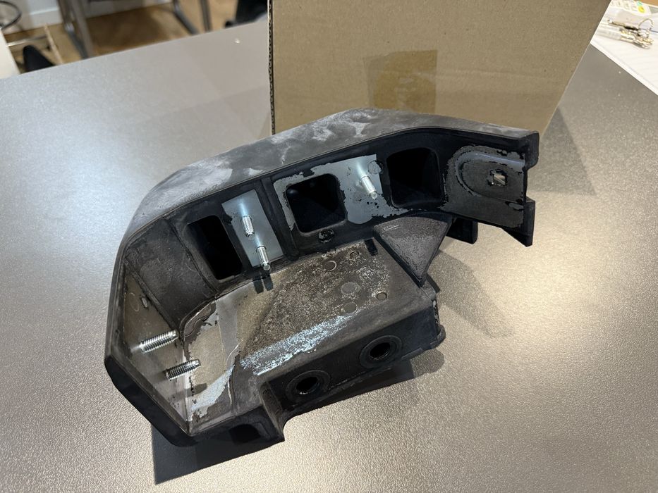 Batente Borracha Esquerdo Para-Choques Traseiro Nissan Patrol GR Y60