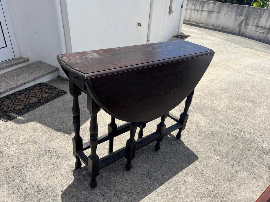 Mesa antiga em madeira maciça com abas rebatíveis
