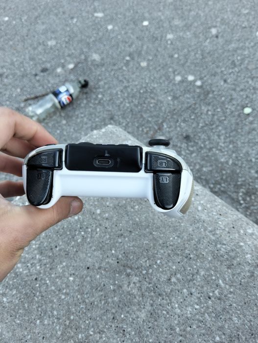 Dois comandos da xbox one s semi novos