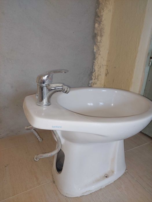 Bidê em bom estado com torneira incluida