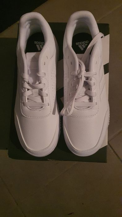 Sapatilhas Adidas, novas na caixa.