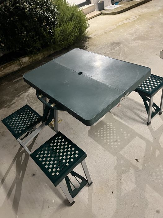 Mesa de campismo dobrável com bancos