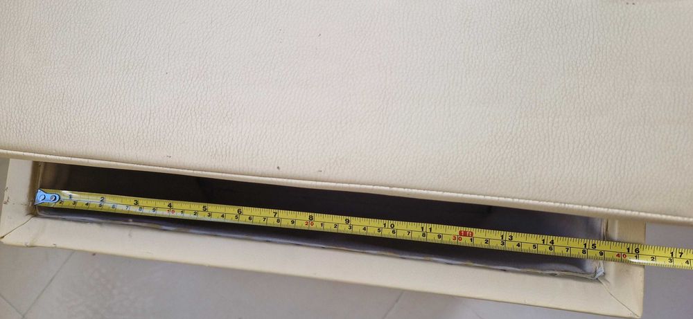 Puff com arrumação em pele beje e com rodas