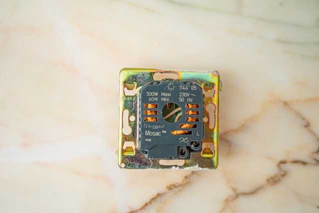 interruptor de luz variavel  para lampadas de 220V da marca Legrad