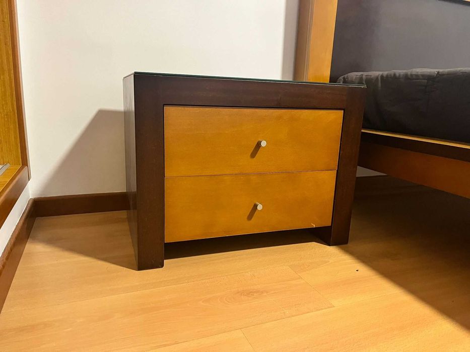 Quarto Completo – Cama, Cómoda, Mesas de Cabeceira e espelho