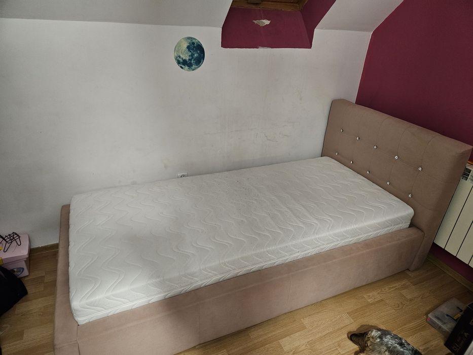 Łóżko różowe jednoosobowe z materacem